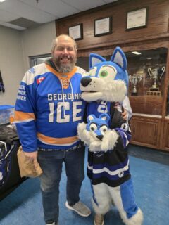 Every Friday night at the rink, one thing is guaranteed: Scott Belden is there, loud and proud, supporting the Georgina Ice. Scott has become a familiar and beloved face in the stands, known not just for his unwavering enthusiasm, but for his legendary Chuck-a-Puck skills. Time and time again, those skills turn into something even better—Scott generously passing the winning jersey along to a young fan, creating memories that will last a lifetime.
This week was extra special, as Scott took that generosity one step further by gifting our beloved Icey a custom, one-of-a-kind Icey of his own. It was a moment that perfectly captured who Scott is: fun, thoughtful, and deeply committed to the community.
Scott, thank you for being such a great fan, an incredible community supporter, and an all-around great human. This is exactly what makes hockey great. 🏒💙 custom Icey made by Chelsey Schafer
